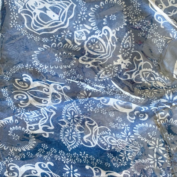 🌸New🌸 Women’s Lightweight Scarves 4 Colors Available 31”W x 59”L - Picture 10 of 13